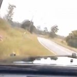 Περιπολικό κυνηγά μοτοσικλέτα και καταλήγει στο... χαντάκι (video)