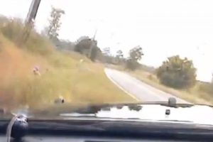 Περιπολικό κυνηγά μοτοσικλέτα και καταλήγει στο… χαντάκι (video)