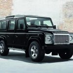 Νέο Land Rover Defender Black Pack με χρώμα Σαντορίνης!
