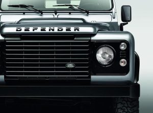 Νέο Land Rover Defender Black Pack με χρώμα Σαντορίνης!