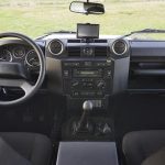 Νέο Land Rover Defender Black Pack με χρώμα Σαντορίνης!