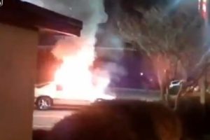 Γυναίκα πυρπόλησε το αυτοκίνητο του άντρα της γιατί δεν της αγόρασε…