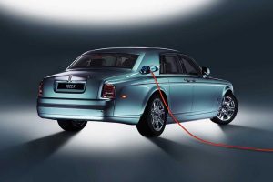 Οι Rolls-Royce μπαίνουν στην πρίζα για χάρη της οικονομίας