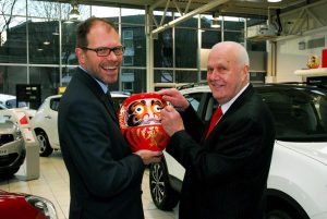 Πωλητής της Nissan συνταξιοδοτήθηκε μετά από 100.000 πωλήσεις!