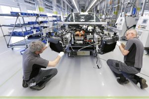 Η Porsche δίνει bonus 8.200 ευρώ σε 15.000 εργαζόμενούς της