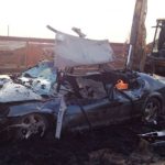 Φορτηγό «βουλιάζει» σε δρόμο και πλακώνει αυτοκίνητο (video)