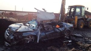 Φορτηγό «βουλιάζει» σε δρόμο και πλακώνει αυτοκίνητο (video)