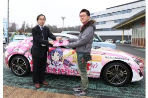 Toyota GT 86 ντυμένο με ροζ καρτούν κάνει… άουτς!