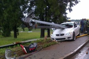 Οδηγός BMW 335i βγήκε ζωντανός από τρομακτικό ατύχημα