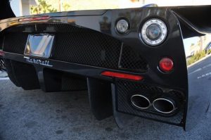 Πωλείται η μοναδική στον κόσμο μαύρη Maserati MC12