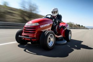 H 1.000άρα χλοοκοπτική μηχανή της Honda έκανε ρεκόρ ταχύτητας!