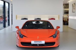 Η Ferrari πρωτοπορεί και προσφέρει δωρεάν 12ετή εγγύηση