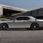 Το muscle car Dodge Challenger ανανεώνεται και αποκτά νέο μοτέρ