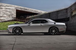 Το muscle car Dodge Challenger ανανεώνεται και αποκτά νέο μοτέρ