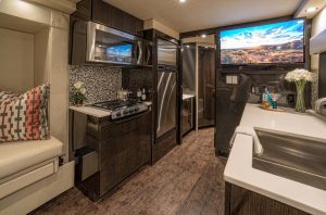 Το πρώτο στον κόσμο υπερπολυτελές τροχόσπιτο από ανθρακόνημα