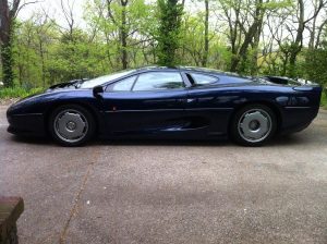Η τελευταία Jaguar XJ220 του 1993 πωλείται με 3.500 χλμ.!