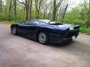 Η τελευταία Jaguar XJ220 του 1993 πωλείται με 3.500 χλμ.!