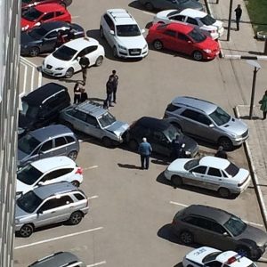 Τρελή πορεία ενός Lada με την όπισθεν (video)