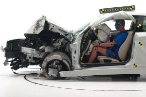 Η BMW Σειρά 2 αντιμέτωπη με το σκληρότερο crash test (video)