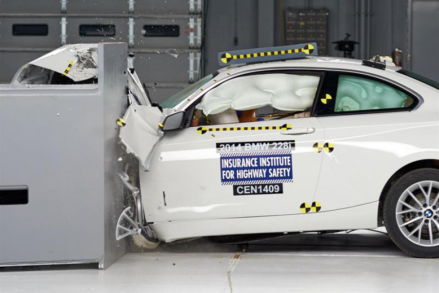 Η BMW Σειρά 2 αντιμέτωπη με το σκληρότερο crash test (video)