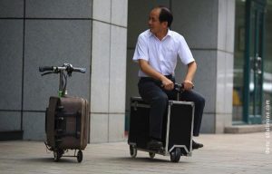 Βαλίτσα που σας μεταφέρει αντί να τη μεταφέρετε!