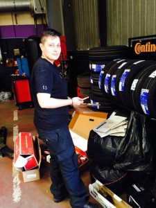 Συνεργείο αυτοκινήτων «Girls Only» με γυναίκες μηχανικούς!