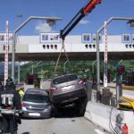 Δύο αυτοκίνητα πλήρωσαν πολύ ακριβά τα διόδια...