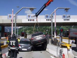 Δύο αυτοκίνητα πλήρωσαν πολύ ακριβά τα διόδια…