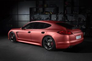Porsche Panamera Turbo με κόκκινη μεμβράνη αλουμινίου