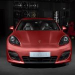 Porsche Panamera Turbo με κόκκινη μεμβράνη αλουμινίου