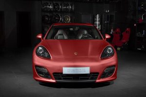 Porsche Panamera Turbo με κόκκινη μεμβράνη αλουμινίου