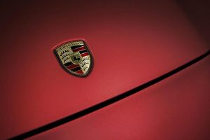 Porsche Panamera Turbo με κόκκινη μεμβράνη αλουμινίου