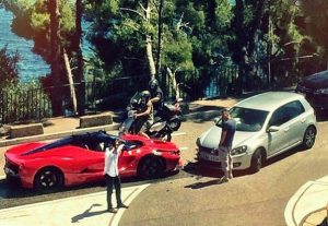 Σύγκρουση Ferrari LaFerrari με VW Golf στο Μονακό