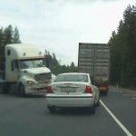 Ανεξέλεγκτοι τράκτορες σπέρνουν τον τρόμο (videos)