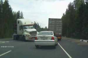 Ανεξέλεγκτοι τράκτορες σπέρνουν τον τρόμο (videos)