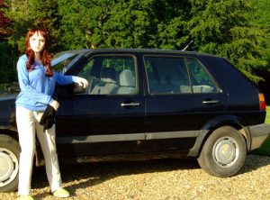 Φουσκωτή κούκλα πουλάει μεταχειρισμένο VW Golf Mk2