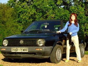 Φουσκωτή κούκλα πουλάει μεταχειρισμένο VW Golf Mk2