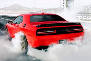 Το νέο Dodge Challenger SRT Hellcat 707 hp δεν ισιώνει! (video)