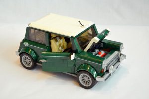 Κλασικό Mini κατασκευασμένο από 1.077 τουβλάκια LEGO!