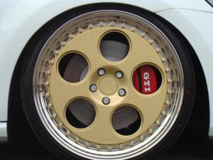 Volkswagen Golf GTI VII 330 PS με εξάτμιση τιτανίου Akrapovic