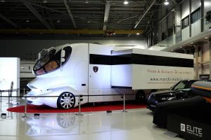 Αυτοκινούμενο τροχόσπιτο – παλάτι πωλήθηκε 3 εκ. δολάρια!