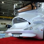 Αυτοκινούμενο τροχόσπιτο - παλάτι πωλήθηκε 3 εκ. δολάρια!