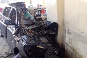 BMW 530i άνοιξε σαν κονσέρβα σε σφοδρότατη σύγκρουση