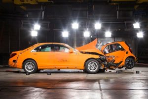 Crash test μεταξύ νέου smart fortwo και Mercedes S-Class