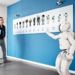 Το ανθρωποειδές ρομπότ Honda ASIMO σερβίρει καφέ (video)