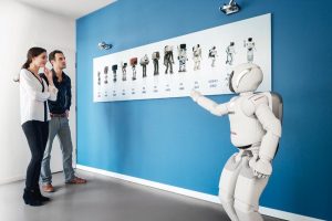 Το ανθρωποειδές ρομπότ Honda ASIMO σερβίρει καφέ (video)