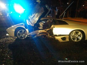 Lamborghini Murcielago γλίστρησε με 177 χλμ./ώρα σε δέντρο