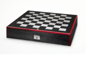 Η απόλυτη σκακιέρα Ferrari από ανθρακόνημα με τιμή 1.525 ευρώ