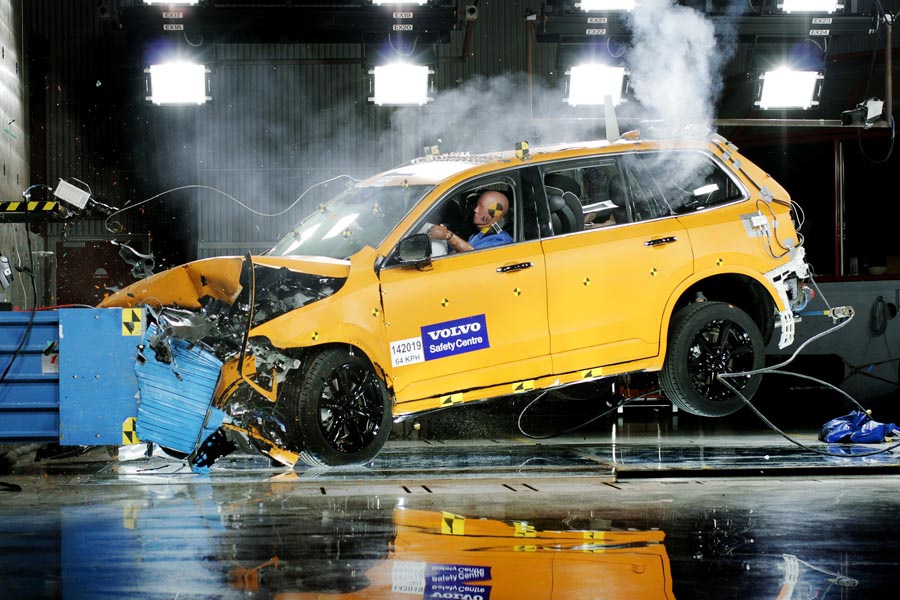 Το νέο Volvo XC90 είναι πολύ «σκληρό» στα crash tests (video)