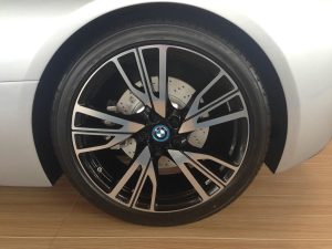 BMW i8 με… βοηθητικές ρόδες πωλείται για 13.680 ευρώ!